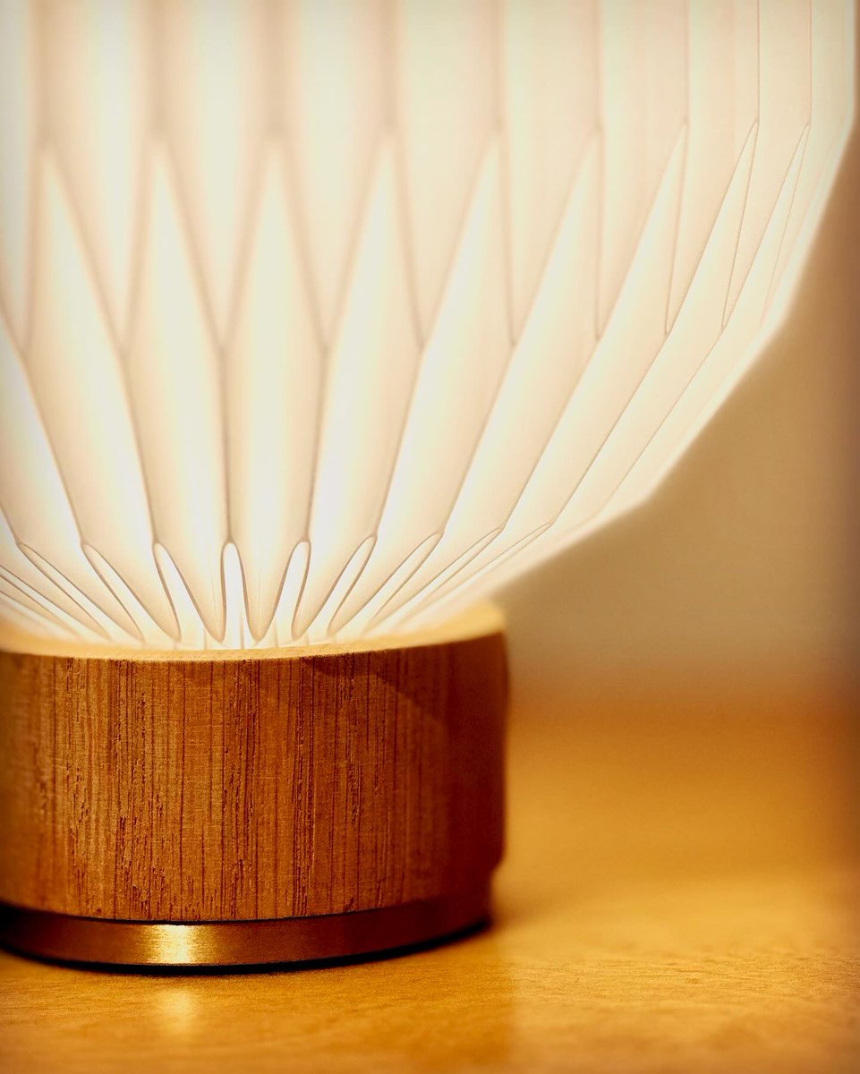 yoshiyama_tansu's tweet photo. 「LE KLINT/Model375」

デンマークから生まれたあかり。
日本折り紙をヒントに作られました。
規則的な折りは、美し陰影を創り出し、プラスチックペーパーを透過した温かみのある灯りが空間を柔らかく包み込みます。

#leklint
#レクリント
#テーブルランプ
#暮らしの道具吉山 https://t.co/GaK4G5WSpg
