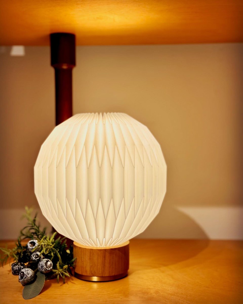 yoshiyama_tansu's tweet photo. 「LE KLINT/Model375」

デンマークから生まれたあかり。
日本折り紙をヒントに作られました。
規則的な折りは、美し陰影を創り出し、プラスチックペーパーを透過した温かみのある灯りが空間を柔らかく包み込みます。

#leklint
#レクリント
#テーブルランプ
#暮らしの道具吉山 https://t.co/GaK4G5WSpg