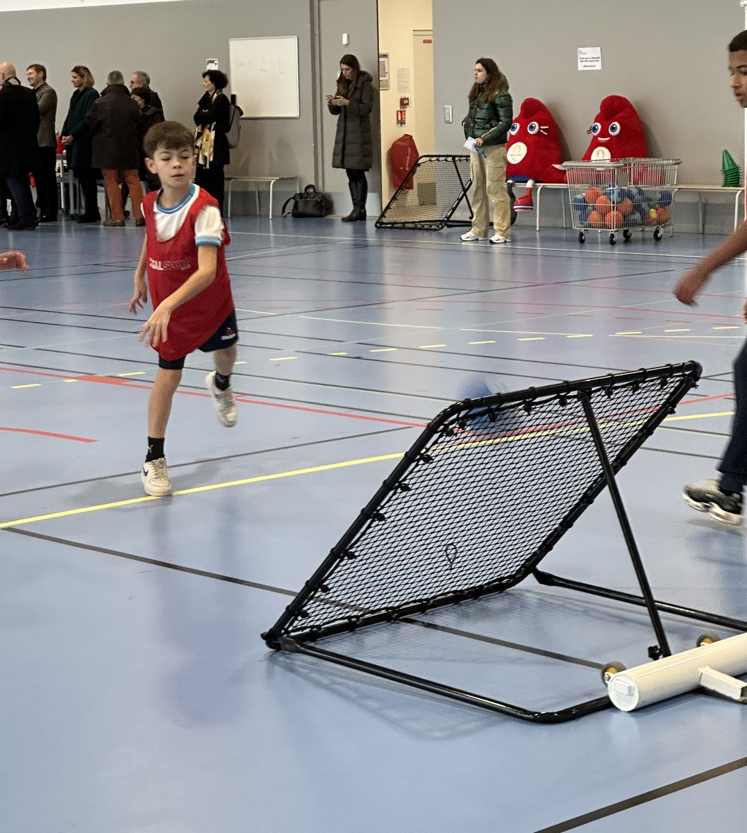 La rectrice <a href="/ABisagni/">anne bisagni</a> au collège Bordeaux-Lac pour échanger sur le dispositif «2h de sport en ➕au collège» : encourager l'activité physique chez les jeunes les plus éloignés de la pratique sportive! 🌟🏆 
#sport grande cause nationale 2024 #santé #BienEtre #Epanouissement
