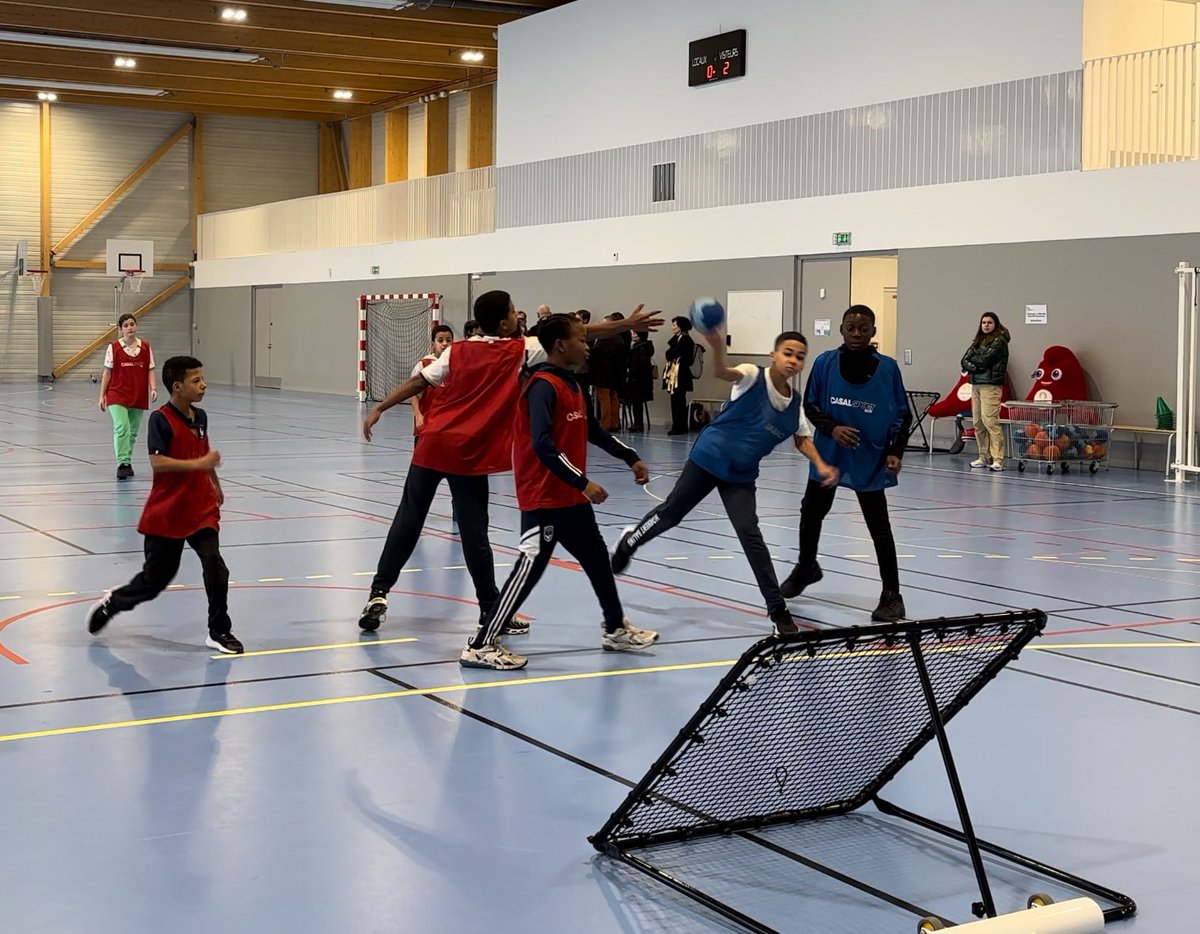 AcBordeaux's tweet photo. La rectrice @ABisagni au collège Bordeaux-Lac pour échanger sur le dispositif «2h de sport en ➕au collège» : encourager l'activité physique chez les jeunes les plus éloignés de la pratique sportive! 🌟🏆 
#sport grande cause nationale 2024 #santé #BienEtre #Epanouissement https://t.co/VHQuxkeEUQ