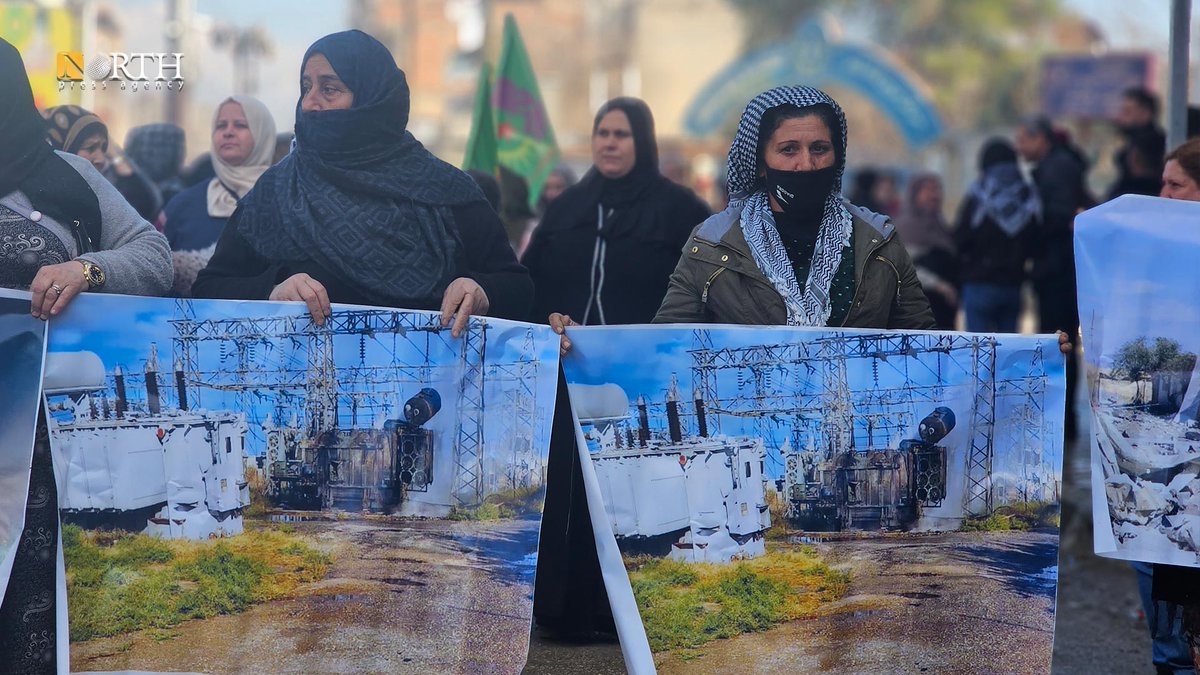 NES_RIC_Arabic's tweet photo. سكان في #القامشلي يحتجون ضد القصف #التركي على منشآت خدمية وحيوية في شمالي #سوريا.

#نورث_بريس https://t.co/QDxJA05O9S