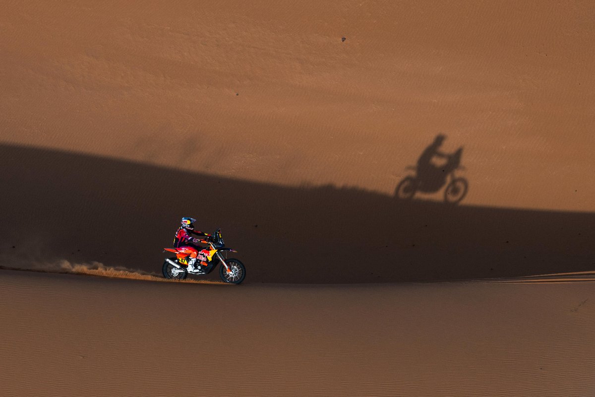 🏍 Double dose of @kmbenavides in the dunes 😍 #Dakar2024