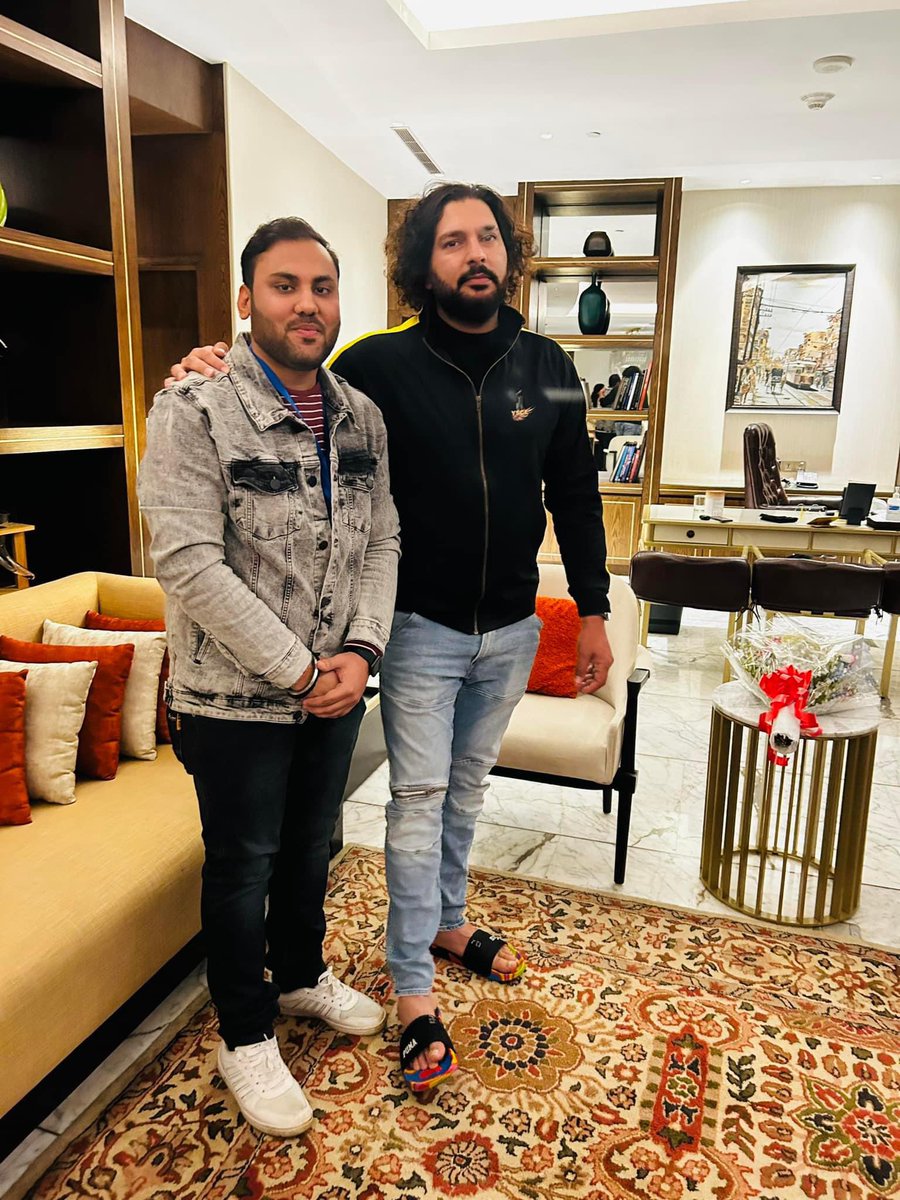 YuviWorld's tweet photo. || CONGRATULATIONS! ||
One of our Admin ji @imPrashant13 on your meeting to our Idol Legend @YUVSTRONG12 
As You Said “Dreams do come true “” 
As we believe in Our hero’s Philosophy of never give up 
Thank you team @YOUWECAN  for making this possible  🙏❤️😍 #Ysce https://t.co/O46B41VGQK