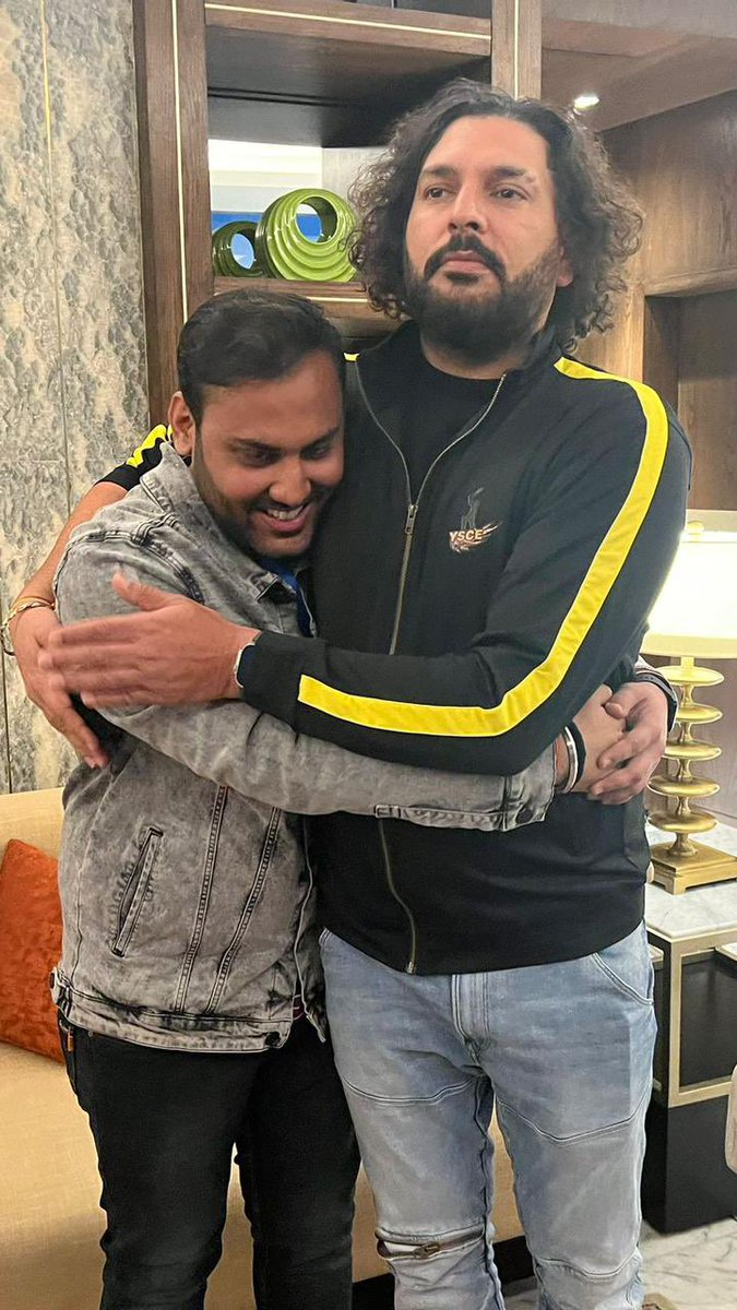 YuviWorld's tweet photo. || CONGRATULATIONS! ||
One of our Admin ji @imPrashant13 on your meeting to our Idol Legend @YUVSTRONG12 
As You Said “Dreams do come true “” 
As we believe in Our hero’s Philosophy of never give up 
Thank you team @YOUWECAN  for making this possible  🙏❤️😍 #Ysce https://t.co/O46B41VGQK