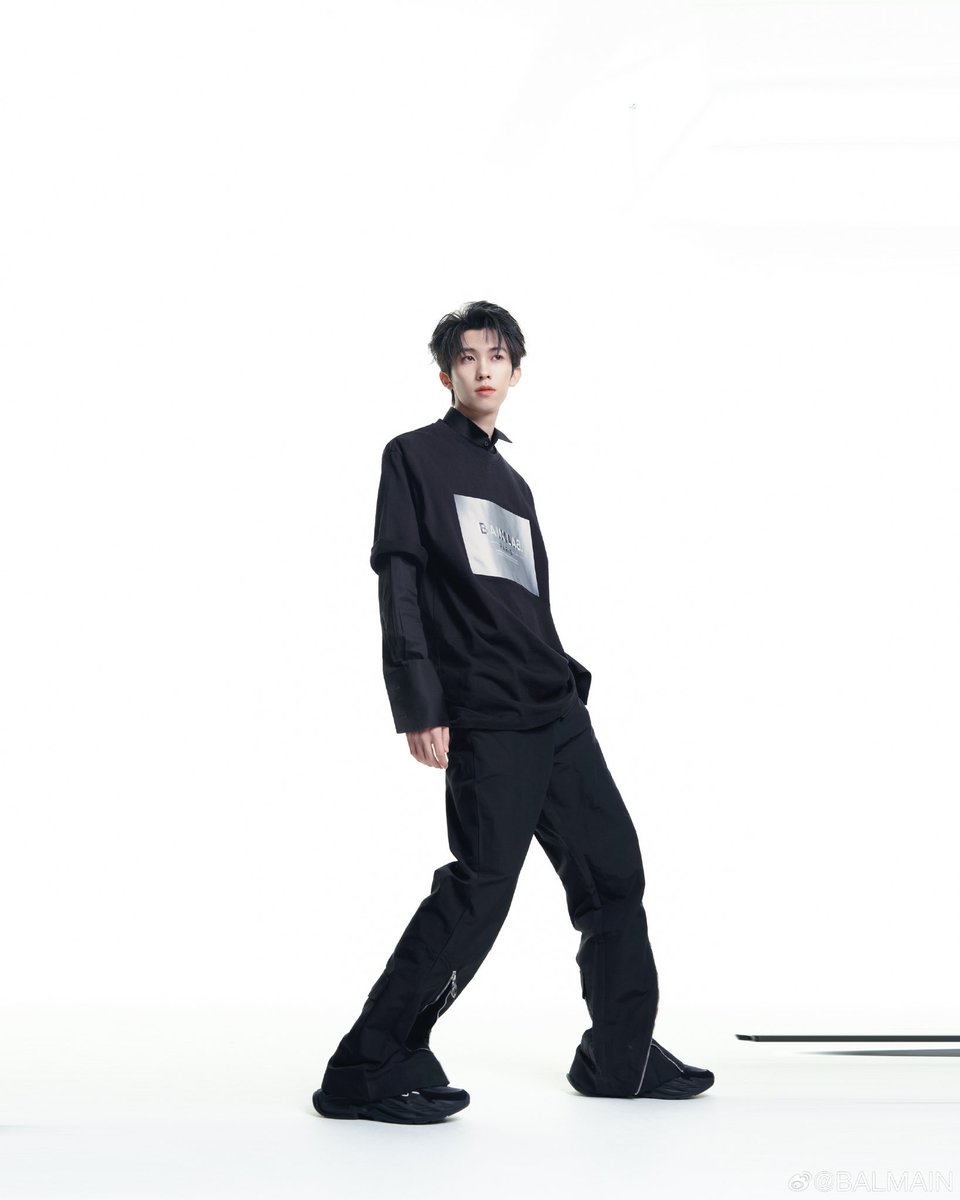LinmoThailand's tweet photo. ©️BALMAIN Update!

หลินโม่สวมเสื้อยืดโลโก้ MAIN LAB จาก #BALMAIN_MAIN_LAB คู่กับรองเท้าผ้าใบสีดำจาก #RUNROW

-1-

🔗 https://t.co/xNZPTRmv13

#หลินโม่ #林墨 #LINMO https://t.co/NA59WCUhor