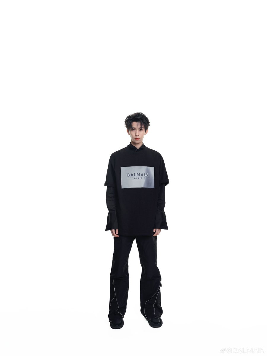 LinmoThailand's tweet photo. ©️BALMAIN Update!

หลินโม่สวมเสื้อยืดโลโก้ MAIN LAB จาก #BALMAIN_MAIN_LAB คู่กับรองเท้าผ้าใบสีดำจาก #RUNROW

-1-

🔗 https://t.co/xNZPTRmv13

#หลินโม่ #林墨 #LINMO https://t.co/NA59WCUhor