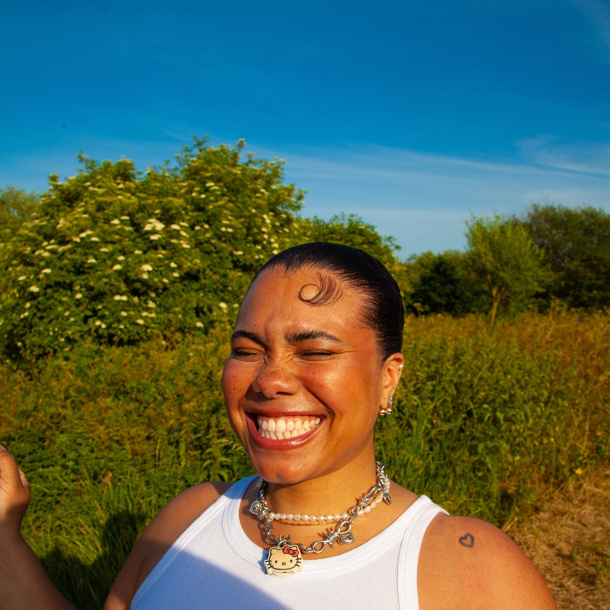 LovelleOfficial's tweet image. Summer Tape &amp;amp; SUMMER TAPE 2 available now. 

Thank you to @colorsxstudios for playlisting #cigarettes , @ClairaHermet for spinning #noairtime , #claraamfo for pushing #babyface and @rebecca_judd for making me ascending artist on @AppleMusic

Proud of what these babies done 🤍