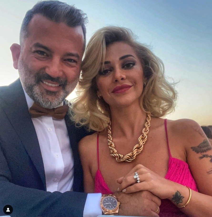 e_ercis's tweet photo. VARAN 2: SN FEYZA ALTUN'UN EŞİ SN İLKER SUNGURLAR, OTO GALERİCİLİK ÜZERİNDEN VERGİ Mİ KAÇIRIYOR?

Öncelikle dün akşam yazacağımı ifade edip yazamadığım için özür dilerim, çünkü durum çok karışık!!!

Alıntıladığım twitimde, Sn İlker Sungurlar'ın sahibi olduğu şirketin 2019 yılına ait vergi beyanlarına yönelik devletin uğradığı zararlar hakkındaki somut şüpheleri ve çelişkileri yazmıştım, şimdi sırada 2020 yılı var...

2020 yılına ait verileri incelerken aslında 2019 yılına ait bir detay daha ortaya çıktı. O detay da İlker beyin ortak olduğu başka bir şirketin olması ve ortağı olduğu bu şirketten 'Hizmet Alımı' adına kesmiş olduğu milyonlarca liralık faturalar ve ortağı olduğu şirketin matrah ve tahakkuk beyanları. Bu konuyu sonraki günlerde tüm detaylarıyla yazacağım. 

Gelelim 2020 yılına ait vergi beyanına. 2020 yılına ait beyanlarda bir çok somut şüphe ve çelişki mevcut. Çok uzun olacağından bu yazımda ilk somut şüphe ve çelişkiyi açıklayarak sonraki twitlerimde devam edeceğim.

2020 yılına ait beyannamenin 'GELİR TABLOSU' başlığı altında yeralan (D) şıklı, 'Satışların Maliyeti' kısmında 2019 yılında 22 MİLYON 738 BİN 398 TL 63 KURUŞ olarak gerçekleşirken 2020 yılında 'Satışların Maliyeti' 23 MİLYON 735 BİN 233 TL 93 KURUŞ olarak beyan edilmiş durumda.

(D) şıklı, 'Satışların Maliyeti' kısmında bu veriler mevcut iken, aynı kısmın 2. maddesi olan 'Satılan Ticari Mallar Maliyeti' olarak 2019 yılına ait gösterilen meblağ 0 TL. 

İlker bey, 2019 yılında 22 MİLYON 738 BİN 398 TL 63 KURUŞ, 'Satışların Maliyeti' olarak gösterirken, yine 2019 yılında bu satışların maliyetiyle alakalı olarak, 'Satılan Ticari Mallar Maliyeti' ni 0 TL olarak beyan etmiş durumda.

Peki bu ne demek?

Bu şu anlama geliyor, İlker bey, 2019 yılında sadece 'HİZMET SATIŞINDA BULUNMUŞ' durumda. Kağıt üzerinde burada bir sorun yok, sorun 2020 yılına ait vergi beyannamesinde başlıyor!

İlker bey, 2020 yılına ait vermiş olduğu beyannamesinde, (D) şıklı 'Satışların Maliyeti' ni 23 MİLYON 735 BİN 233 TL 93 KURUŞ beyan ederken hemen altında yer alan 2. madde, 'Satılan Ticari Mallar Maliyeti' ni 13 MİLYON 478 BİN 73 TL 46 KURUŞ olarak beyan ediyor. Bu meblağ bize İlker beyin 2020 yılında hem hizmet işi yaptığını hem de fiziki anlamda bir mal alım ve satışı yaptığını göstermekte.

Peki İlker beyin alış ve satışını yaptığı bu mallar ne?

Bu sorunun cevabı, İlker beyin 2020 yılına ait bildirdiği 'ALIŞ FATURALARI'nda saklı. İşte o faturalara göre İlker bey, yaklaşık 15 MİLYON TL tutarında 2. el araç alımı ve satımı gerçekleştiriyor!

İşte tam burada önemli detaylar ve sorular ortaya çıkıyor. 

İlker beyin 2020 yılına ait beyannamesinin, 'TEK DÜZEN HESAP PLANI AYRINTILI BİLANÇO VE AYRINTILI GELİR TABLOSU ( TL )' başlığı altında yeralan, 'DURAN VARLIKLAR' bölümü, (D) şıkkı, 5 numaralı, 'TAŞITLAR' kısmına baktığımızda şirkete ait taşıtlar bedelinin 2019 yılında 4 MİLYON 203 BİN 506 TL 68 KURUŞ olduğu 2020 yılındaysa 139 BİN 706 TL 70 KURUŞ olduğu görünmekte.

Yani İlker bey, 2020 yılında yaklaşık 15 MİLYON TL'lik 2. el araç alımı yapmış, aldığı bu araçları, 'ŞİRKET AKTİFİ' olarak kaydetmesi gerekirken bu araçları bu şekilde kaydetmeyip 'TİCARİ MAL' olarak şirket kayıtlarına almış fakat almış olduğu bu 2. el araçları şirketin 'MADDİ DURAN VARLIĞI' olarak kaydetmeyerek bir galerici gibi alış ve satışı yapmış. 

İşte tam burada şu sorular cevap bulması gerekiyor...

SORU 1: İlker beyin 2. el olarak satın almış olduğu bu araçlar ticaret için kullanılacak araçlar mı? Yoksa lüx araçlar mı?

SORU 2: İlker beyin %100 hisseyle sahibi olduğu şirketinin 'KURULUŞ' aşamasında beyan ettiği 'AMAÇ ve KONU-MADDE 3' başlığı altında yeralan (G) maddesinde, 'Konuları ile ilgili yurtiçi ve yurtdışı yolcu ve kargo taşımacılığının yapılabilmesi için her türlü MOTORLU, motorsuz, kara, deniz ve hava yolları ile demir yolu nakil araçlarının ve vasıtalarının alınması, kiralanması, kiraya verilmesi, satılması, işletilmesi gibi hususları ifa edebilir.' yazmaktadır. Oysa bir şirketin 2. EL MOTORLU ARAÇ ALIMI ve SATIMI yapabilmesi için bu işlemi şirketin 'AMAÇ KONU-MADDE 3' kısmında belirtmesi gerekir. İlker bey, bu faaliyeti belirtmediği halde nasıl 2. el araç alışı ve satışı yapmıştır?

SORU 3: İlker bey ve şirketinin 2. el motorlu kara taşıtı ticareti yani alım ve satışını yapabilmesi için asgari 80 metrekare kapalı alana sahip olması lazım. Yine Ticaret Sicil Gazetesi'nde şirkete ait bilgilere baktığımızda söz konusu şirketin böyle bir alana sahip olmadığı gibi her hangi bir şube açılışı yapmadığıda görülmekte. İlker bey ve şirketinin 2. el Motorlu Araç Ticareti yapmak için istenen şartlar arasında yeralan böyle bir alana sahip olmadığı halde bu ticareti nasıl yapmıştır?

SORU 4: Bir şirketin, 2. El Motorlu Kara Taşıtı alış ve satış faaliyetinde bulunabilmesi için istenen şartlar arasında, Ticaret Bakanlığı'ndan 'YETKİ BELGESİ' alması gerekir. İlker beyin ve şirketinin böyle bir 'YETKİ BELGESİ' var mı? Varsa hangi yılda alınmıştır?

SORU 5: Ticaret Bakanlığı'ndan alınması gereken, 'YETKİ BELGESİ' dışında aynı zamanda Motorlu Kara Taşıtları alış-satış sorumlularından en az bir tanesine ait olmak şartıyla, 'SEVİYE-5 MESLEKİ YETERLİLİK BELGESİ' istenilmektedir. İlker beyin veya yapmış olduğu 2. El Motorlu Taşıt alış-satış faaliyetinde yer alan sorumlular arasında, 'SEVİYE-5 MESLEKİ YETERLİLİK BELGESİ' olan şahıs var mıdır?

Muhatapları bu sorulara cevap verir mi bilmiyorum ama bende cevapları mevcut. Gönül, muhataplarının cevap vermesini ister ve o yüzden ben şimdilik sorularımı sormuş olayım.

NOT: 2020 yılı beyannamesindeki somut çelişkiler ve şüphelere yönelik sorularıma devam edeceğim...