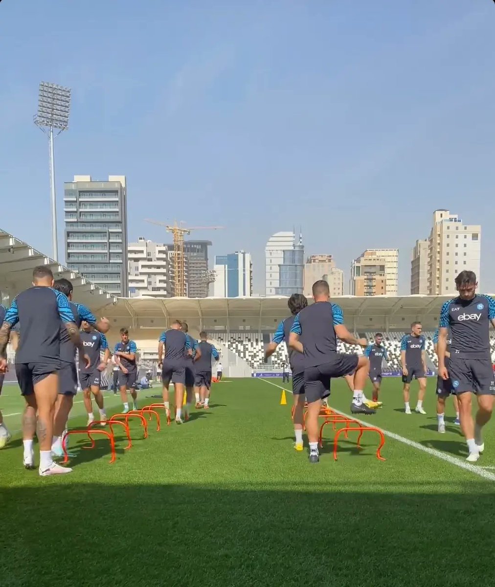 PianetaN's tweet photo. ⚽️🇸🇦 Primo allenamento per gli azzurri sotto il sole cocente di #Riyadh 

#ForzaNapoliSempre #sessiontraining #SscNapoli #supercoppaitaliana #easportsupercup #PianetaNapoli https://t.co/ZZliCd8l7h