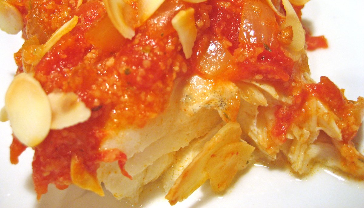 Baked Cod, Spanish-Style, with Tomatoes & Almonds. Time to lighten up! #bakedfish #cod #spanishfood #bakedcod #cookingfortwo thymeforcookingblog.com/2023/01/baked-…