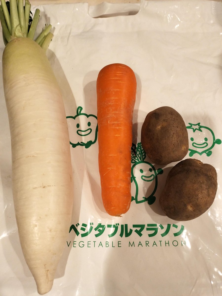 makichi0223's tweet photo. ベジタブルマラソンin立川
10km女子1位の副賞
スポーツマリオさんからTシャツ、嬉しい😆
#sportmario
#infit
クラシエさんからシャンプーコンディショナー洗顔フォームなどなど一式、豪華✨
参加賞は写真の野菜×2セット(10kmの分と親子の分)
今日はカレー🍛と大根サラダ😃 https://t.co/l1tQj7Pp7z