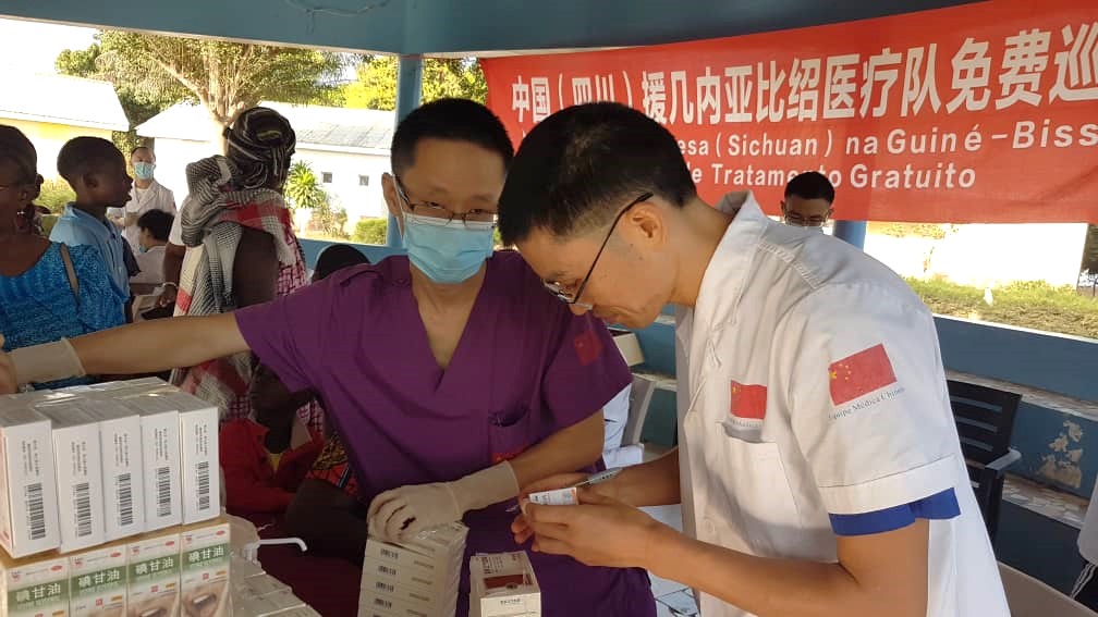 SOS_GUINEBISSAU's tweet photo. SOS Children's Villages would like to thank the Chinese Medical Brigade in Guinea-Bissau for the medical consultations and the generous donation of school supplies for the children of the SOS Village in Canchungo. #healthcare  @soscvWCNA https://t.co/guPkQvlZsk