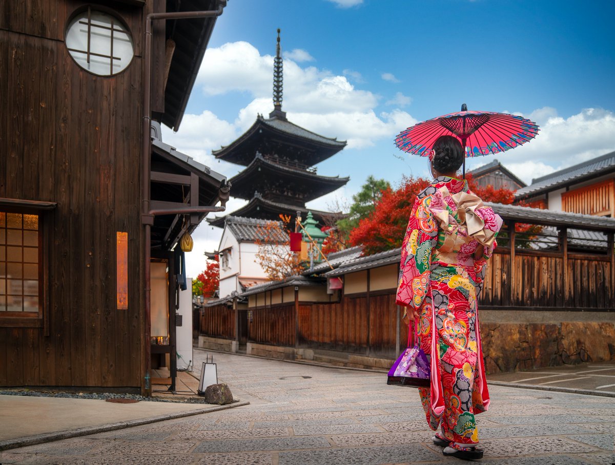 pulse_party1031's tweet photo. Celebrating Japan's Coming of Age Day! 🎉 Witnessed the elegance of young adults turning 18, guys rocking sharp suits, and ladies stunning in elaborate Furisode kimono. 👘
👉 https://t.co/PitXXC2jhY  
#comingofageday #japanese #enoshimashrine #kimono #japan #travel #VibeDaily https://t.co/mFMJ7pjWVU