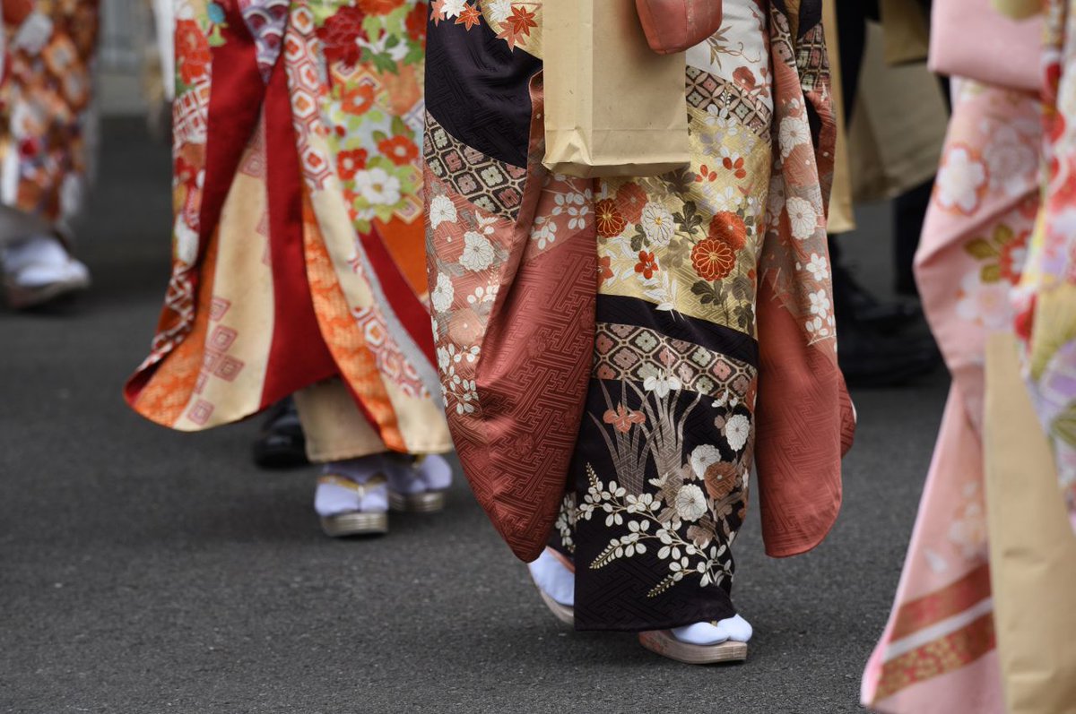 pulse_party1031's tweet photo. Celebrating Japan's Coming of Age Day! 🎉 Witnessed the elegance of young adults turning 18, guys rocking sharp suits, and ladies stunning in elaborate Furisode kimono. 👘
👉 https://t.co/PitXXC2jhY  
#comingofageday #japanese #enoshimashrine #kimono #japan #travel #VibeDaily https://t.co/mFMJ7pjWVU