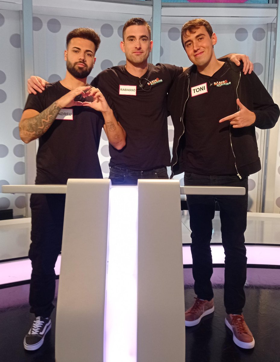 JoEnSeMesIB3's tweet photo. Tres equiparros per a una setmana endimoniada 👹🔥
Vos presentam les #CadascúTéLoSeu i les #PocAPoc 🔛 Aconseguiran derrotar els #DeTresNoEnFeimUn ❓
Vos esperam cada dia a les 21:30 h. a @IB3 📺 https://t.co/QzTNuATBnt