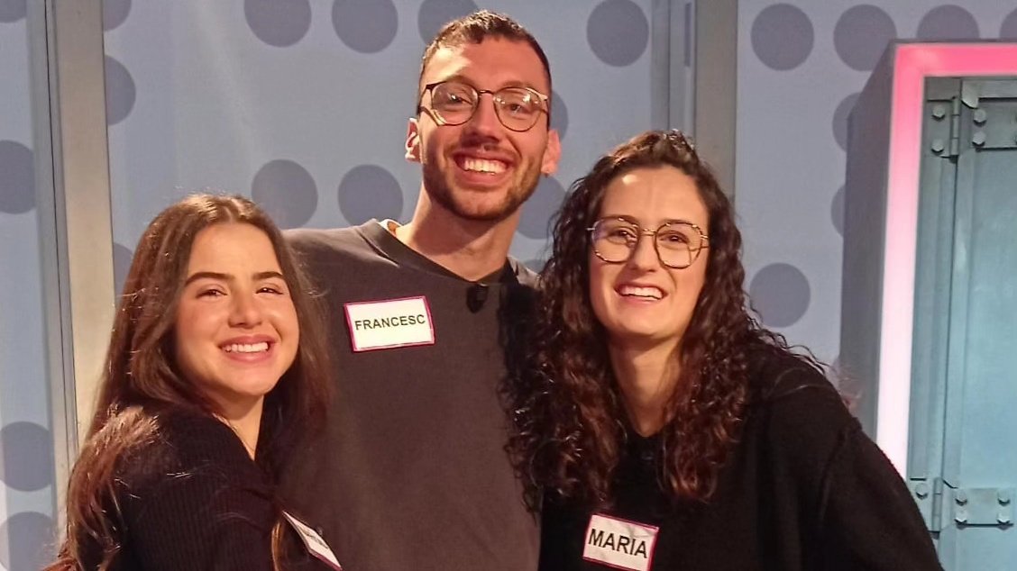 JoEnSeMesIB3's tweet photo. Tres equiparros per a una setmana endimoniada 👹🔥
Vos presentam les #CadascúTéLoSeu i les #PocAPoc 🔛 Aconseguiran derrotar els #DeTresNoEnFeimUn ❓
Vos esperam cada dia a les 21:30 h. a @IB3 📺 https://t.co/QzTNuATBnt