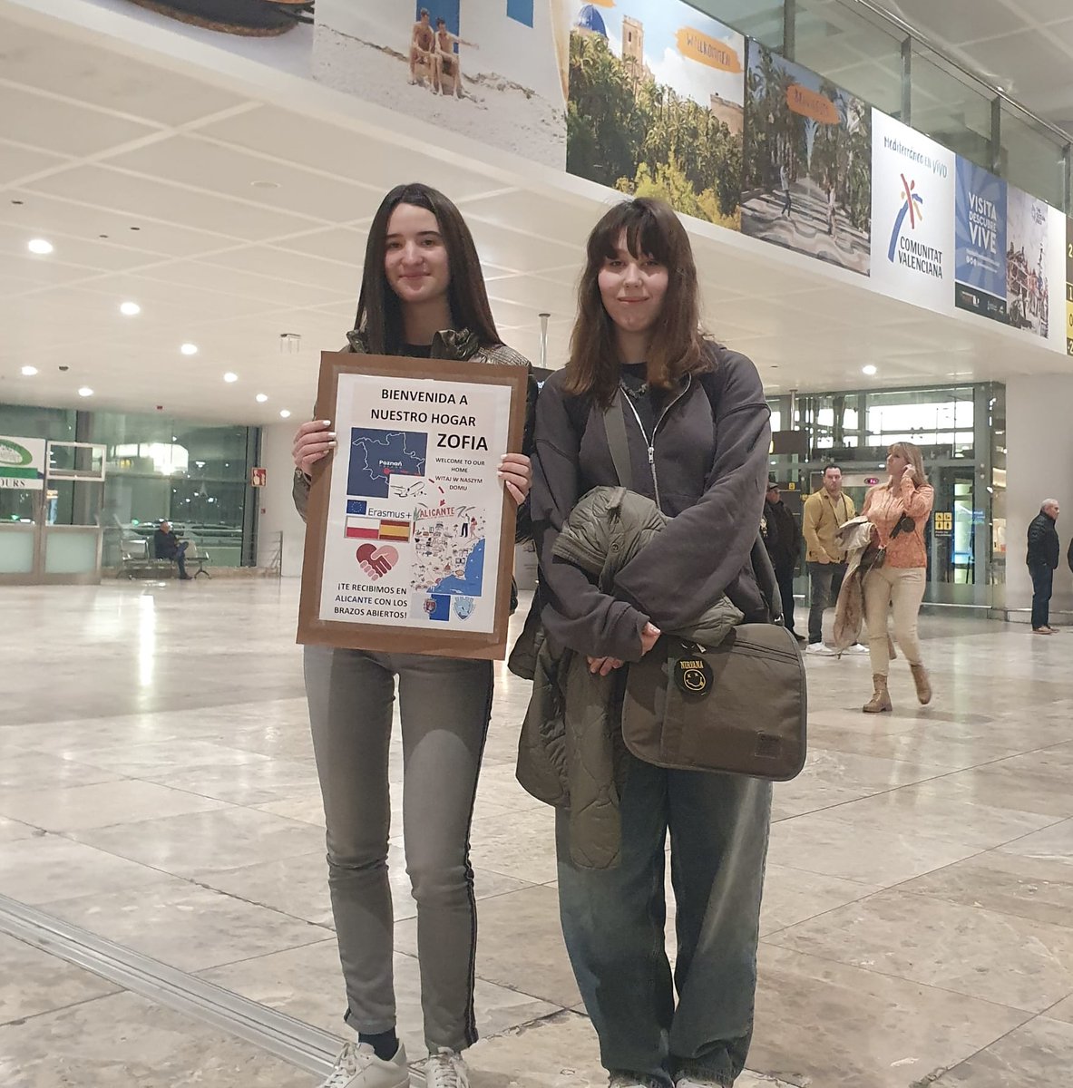 Jesuitas Alicante (@jesuitaalicante) on Twitter photo 🇪🇺 ZOFIA AND JULIA IN ALICANTE 🇪🇸🇵🇱
Welcome to our home.
Our students África and Alejandra together with their families welcomed Julia and Zofia (from Poznan, Poland) with open arms. They will spend five weeks in Alicante, thanks to one <a href="/Erasmus_Project/">Erasmus+ Projects</a> 🇪🇺 ZOFIA AND JULIA IN ALICANTE 🇪🇸🇵🇱
Welcome to our home.
Our students África and Alejandra together with their families welcomed Julia and Zofia (from Poznan, Poland) with open arms. They will spend five weeks in Alicante, thanks to one <a href="/Erasmus_Project/">Erasmus+ Projects</a>