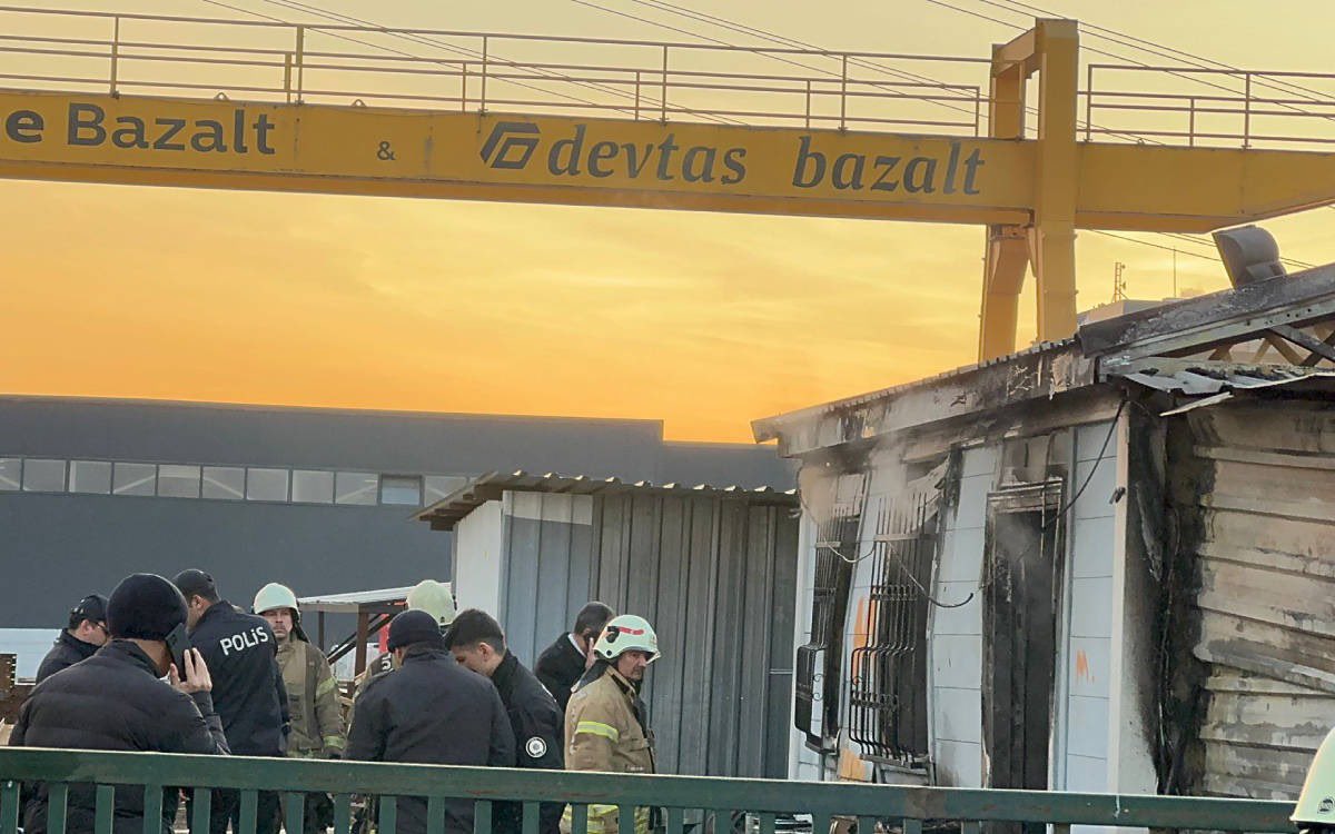 #Sultanbeyli'de çelik yapı malzemeleri üreten bir işyerinde yangın çıktı firmaya bağlı konteynerde yaşayan yaşları 17, 18 ve 21 olan 3 işçi yaşamını yitirdi. Kötü, güvencesiz koşullarda çalışırken can vermek kaza değil cinayettir. Patronların kârını önceleyen bu düzeni yıkacağız.
