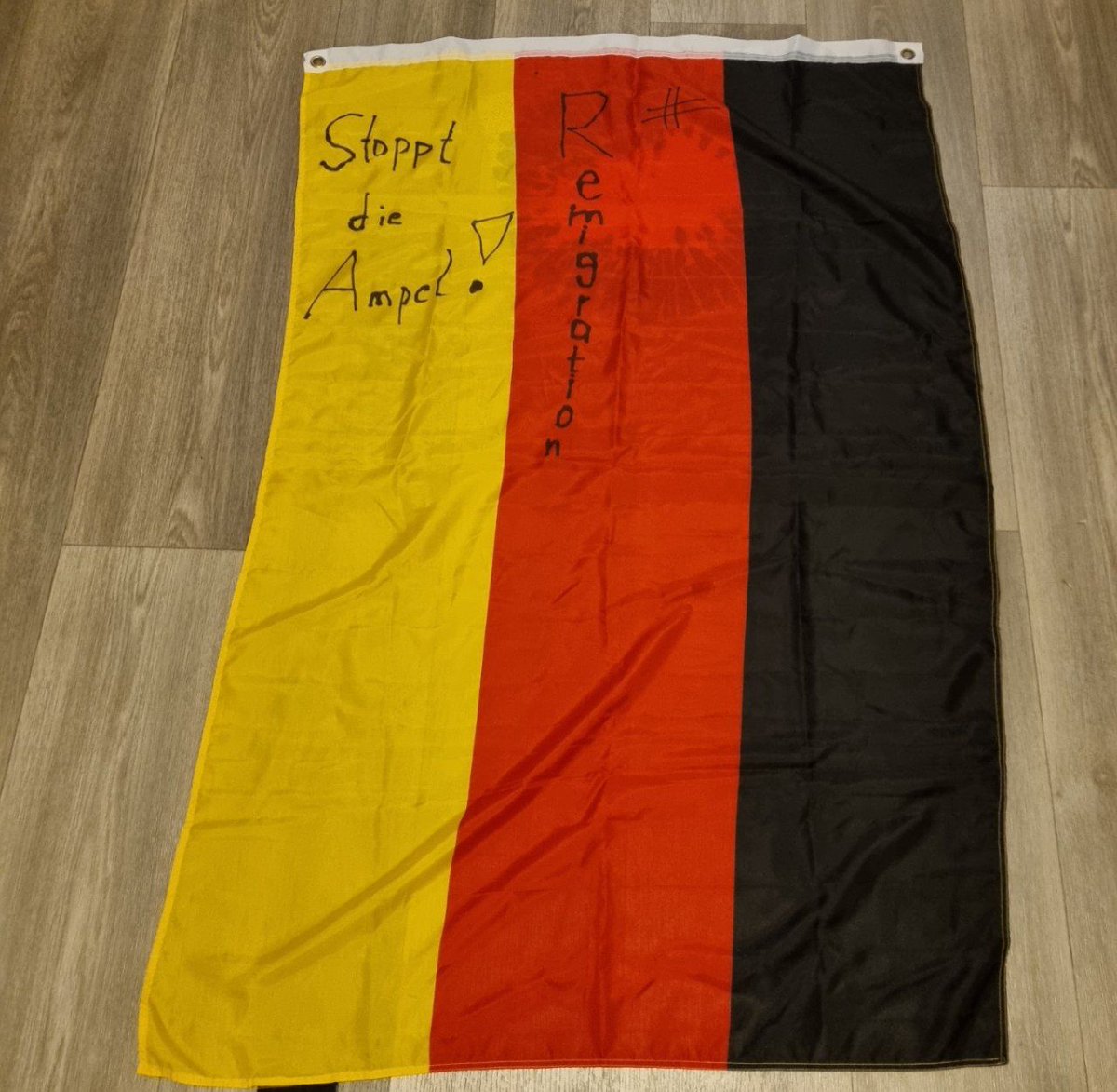 TomoAndic's tweet image. Schöne Grüße,an ALLE Kommunisten.
#Cuxhaven 
#StopptdieAmpel
#Reimigration 
Die Ampel ist das Problem.
🇩🇪❤️