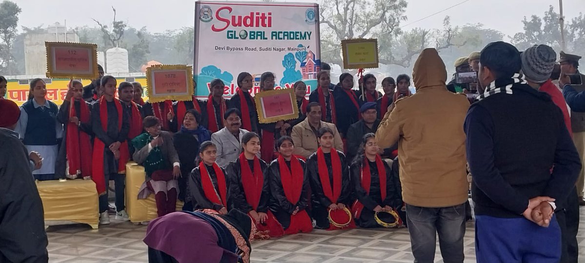 mainpuripolice's tweet image. #OperationJagritiAgraZone जनपद मैनपुरी के थाना कोतवाली क्षेत्रांतर्गत सुदीति ग्लोबल स्कूल के बच्चों द्वारा &quot;ऑपरेशन जागृति&quot;अभियान के अंतर्गत नुक्कड़ नाटक  आयोजित कर महिलाओं/पुरुषों एवं बालिकाओं/बालकों को जागरूक किया गया।
जिसमें #addlsp मैनपुरी व क्षेत्राधिकारी नगर मौजूद रहे।