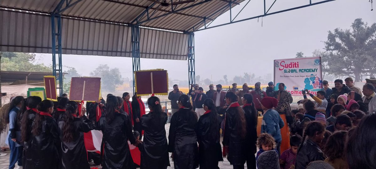 mainpuripolice's tweet image. #OperationJagritiAgraZone जनपद मैनपुरी के थाना कोतवाली क्षेत्रांतर्गत सुदीति ग्लोबल स्कूल के बच्चों द्वारा &quot;ऑपरेशन जागृति&quot;अभियान के अंतर्गत नुक्कड़ नाटक  आयोजित कर महिलाओं/पुरुषों एवं बालिकाओं/बालकों को जागरूक किया गया।
जिसमें #addlsp मैनपुरी व क्षेत्राधिकारी नगर मौजूद रहे।