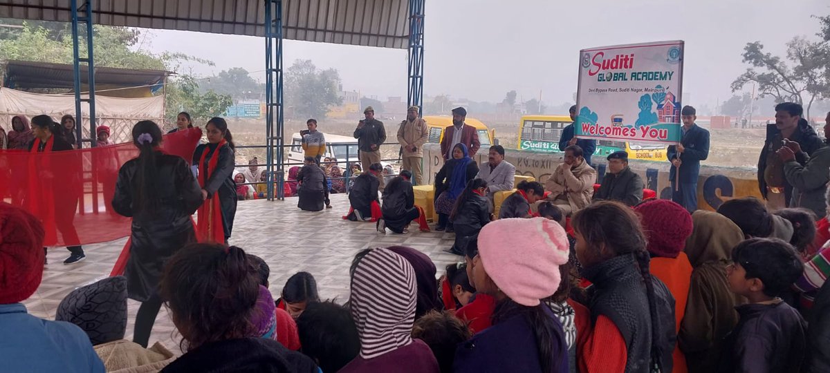 mainpuripolice's tweet image. #OperationJagritiAgraZone जनपद मैनपुरी के थाना कोतवाली क्षेत्रांतर्गत सुदीति ग्लोबल स्कूल के बच्चों द्वारा &quot;ऑपरेशन जागृति&quot;अभियान के अंतर्गत नुक्कड़ नाटक  आयोजित कर महिलाओं/पुरुषों एवं बालिकाओं/बालकों को जागरूक किया गया।
जिसमें #addlsp मैनपुरी व क्षेत्राधिकारी नगर मौजूद रहे।