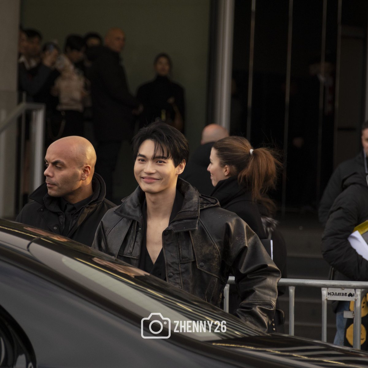 รอยยิ้มที่จริงใจ มักเผลอยิ้มออกมาโดยไม่รุ้ตัว เมื่อเห็นความสุขอยุ่ตรงหน้า.

นั่นคือ… สโนบอลเพาเว่อร์ 💚

“น่ารักจัง”

WIN BA PRADA MFW24
#PradaFW24xWIN
#PradaFW24 #Prada <a href="/Prada/">PRADA</a> 
#winmetawin <a href="/winmetawin/">Winmetawin</a>