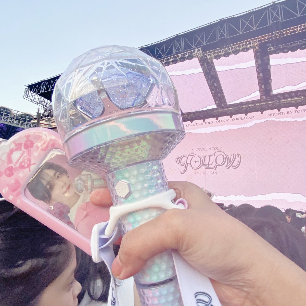hhozzuu's tweet photo. 240113 ♡

⋆౨ৎ˚⟡˖ ࣪  follow tour in bulacan day 1 ⟡˖ ࣪

main highlight before the concert was that i managed to pull Jeonghan in the caratzone booth 🥹🫶 https://t.co/xoXz4YpLIm