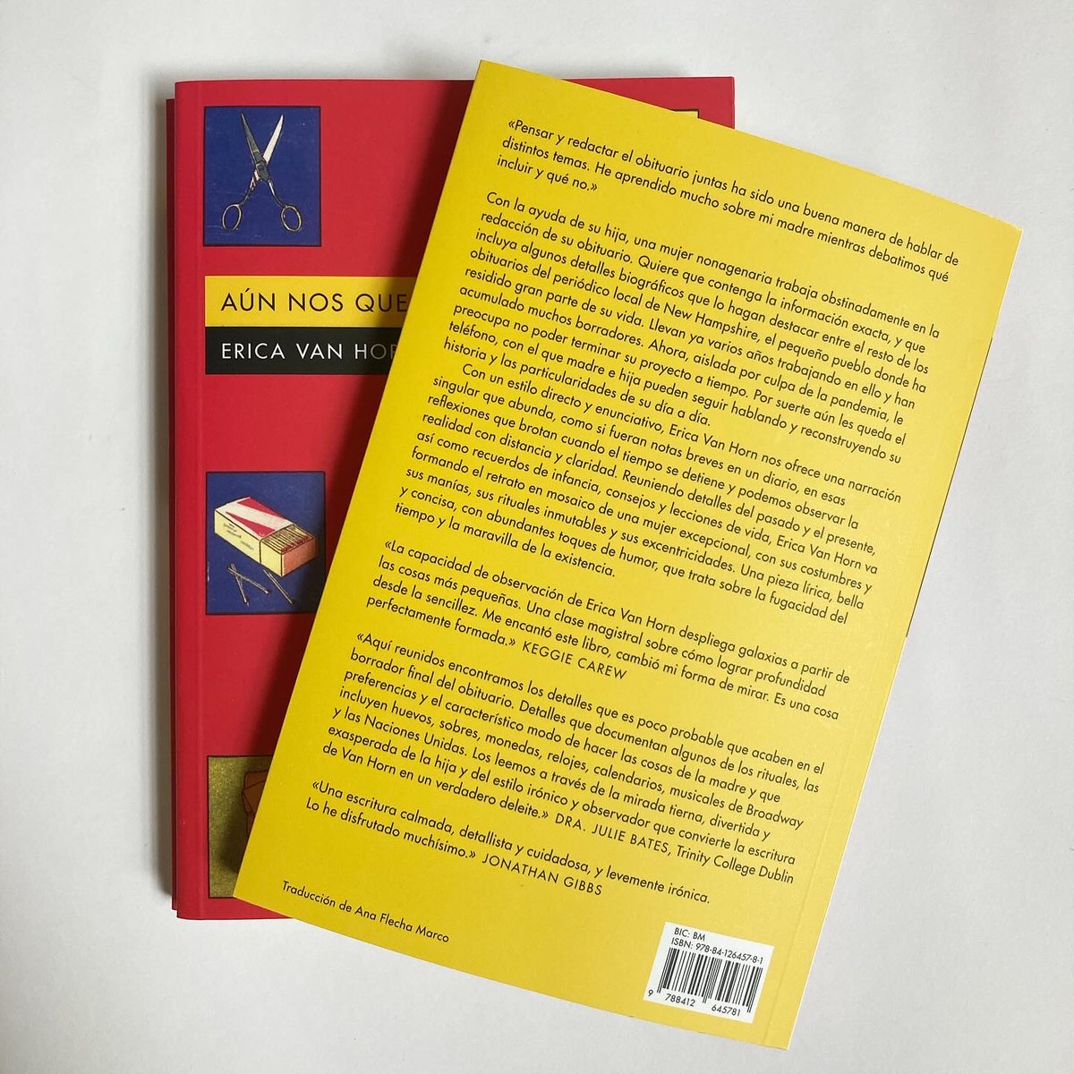 alphadecayed's tweet photo. 🔴 Información de servicio: si buscáis un antídoto contra el Blue Monday, «Aún nos queda el teléfono» de @inwetweather, traducido por @anaflesh, ya se puede conseguir en librerías. Un libro bello de esos que te abrazan y no te sueltan (vaya, lo que muchas necesitamos hoy) ☎️ https://t.co/pvR3fmEpJP