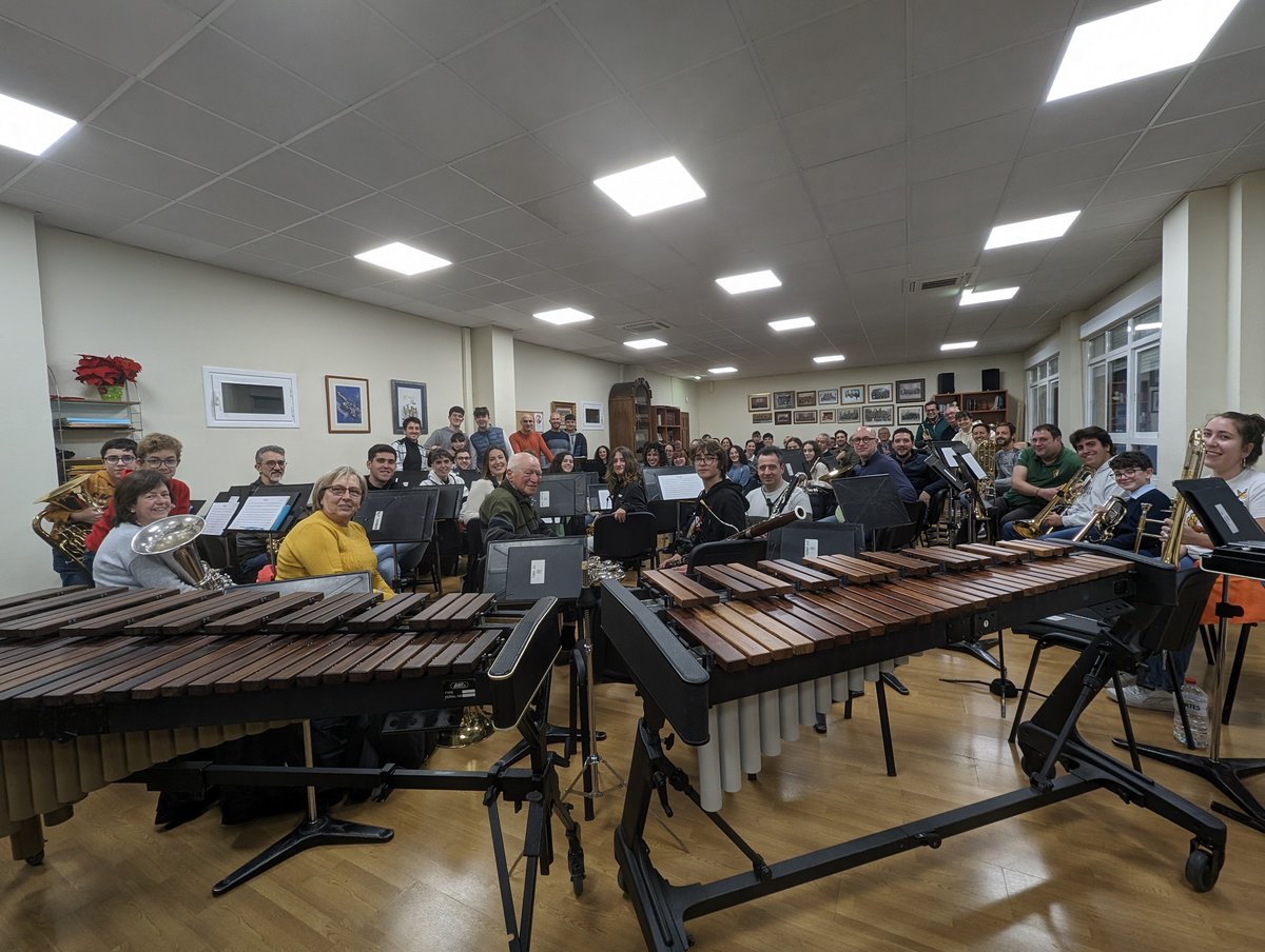 UnioMusical's tweet image. ✨Comencem 2024 amb la il·lusió d'iniciar una nova etapa sota la batuta de @rafagarrigos.

Teniu més informació sobre la seua trajectòria a rafagarrigos.com

Ens veiem prompte als escenaris! 🥰