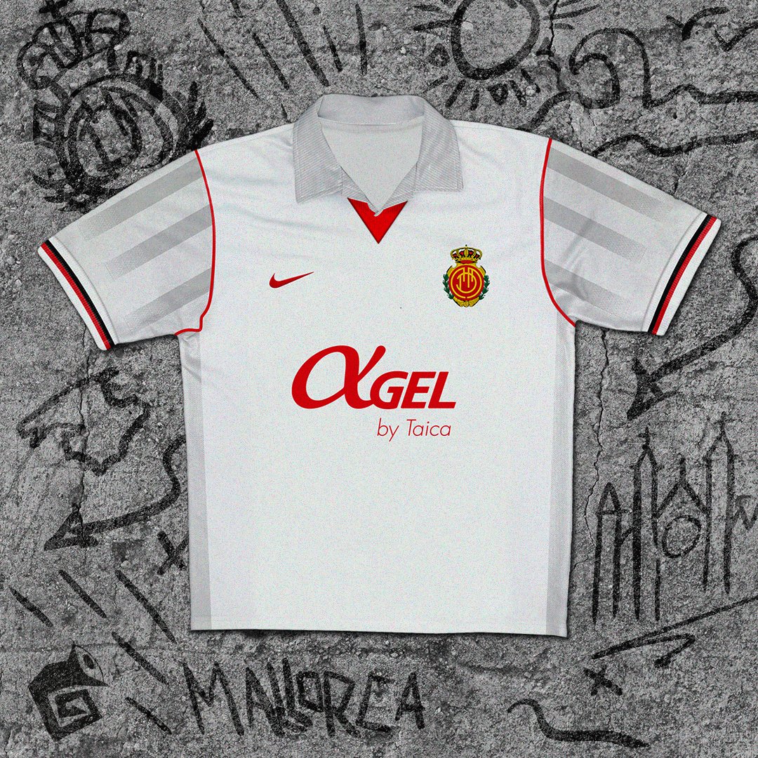mgsdesignerfc's tweet photo. ¿Qué pasaría si las camisetas de fútbol fueran principalmente blancas y negras? 🏴🏳⚽ El Mallorca se destaca con su propio estilo. Esta camiseta, fusionando la elegancia del blanco y el negro con detalles vibrantes en rojos.  ⚽🔴⚫ #RCDMallorca #Mallorca #BlancoYNegro #Futbol https://t.co/sTiJvPkRzN