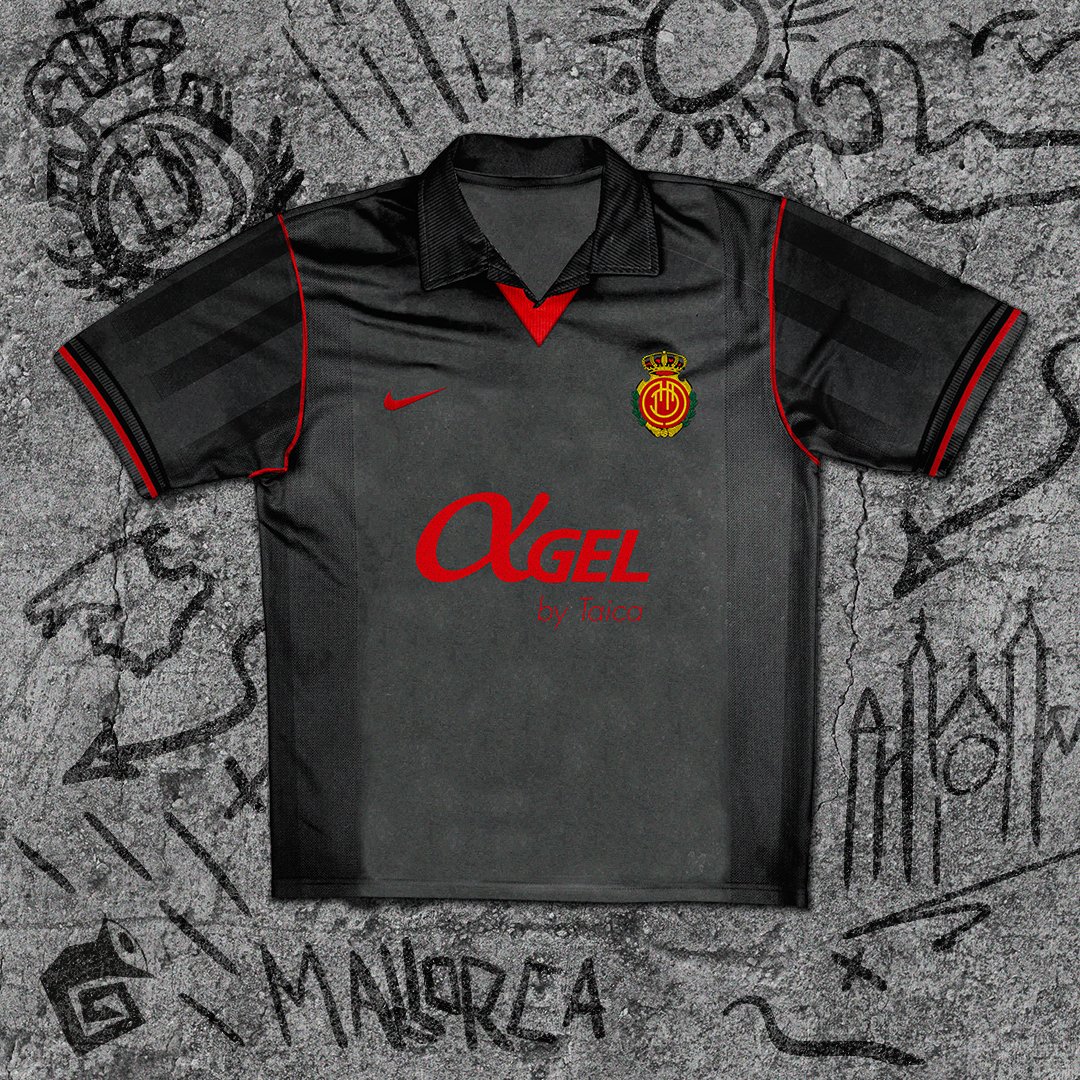mgsdesignerfc's tweet photo. ¿Qué pasaría si las camisetas de fútbol fueran principalmente blancas y negras? 🏴🏳⚽ El Mallorca se destaca con su propio estilo. Esta camiseta, fusionando la elegancia del blanco y el negro con detalles vibrantes en rojos.  ⚽🔴⚫ #RCDMallorca #Mallorca #BlancoYNegro #Futbol https://t.co/sTiJvPkRzN