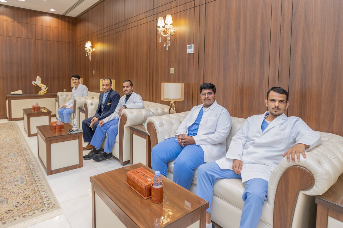 emara_hail's tweet photo. سمو #أمير_منطقة_حائل يستقبل رئيس جامعة حائل د.راشد بن مسلط الشريف وطلبة كلية الصيدلة بالجامعة الفائزين بالمركز الأول في مسابقة أفضل الأبحاث بمؤتمر ومعرض دبي الدولي للصيدلة والتكنولوجيا 2024،يرافقهم وكلاء الجامعة وعميد الكلية د.أحمد العفنان وعضو هيئة التدريس د.عمرو صلاح. https://t.co/be8Yn4S0Ho