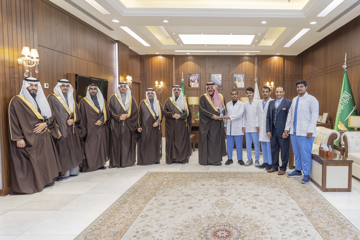 emara_hail's tweet photo. سمو #أمير_منطقة_حائل يستقبل رئيس جامعة حائل د.راشد بن مسلط الشريف وطلبة كلية الصيدلة بالجامعة الفائزين بالمركز الأول في مسابقة أفضل الأبحاث بمؤتمر ومعرض دبي الدولي للصيدلة والتكنولوجيا 2024،يرافقهم وكلاء الجامعة وعميد الكلية د.أحمد العفنان وعضو هيئة التدريس د.عمرو صلاح. https://t.co/be8Yn4S0Ho