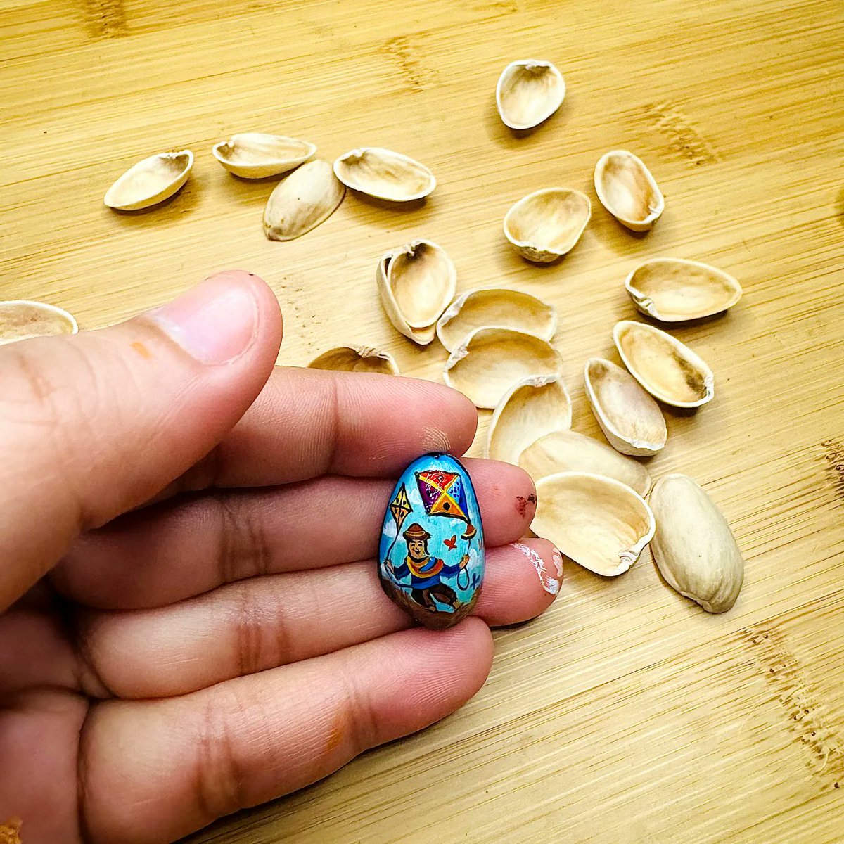 portraitbypriya's tweet photo. Happy Makar Sankranti 🙏🏻
ମକର ସଂକ୍ରାନ୍ତି 🌸

#JayJagannath 
#artonpistachioshell
#makarsankranti
#makarsankranti2024
#miniature
#lohri #uttarayan #Pongal 
#priyankasahaniarts https://t.co/hhJDTfa8oC