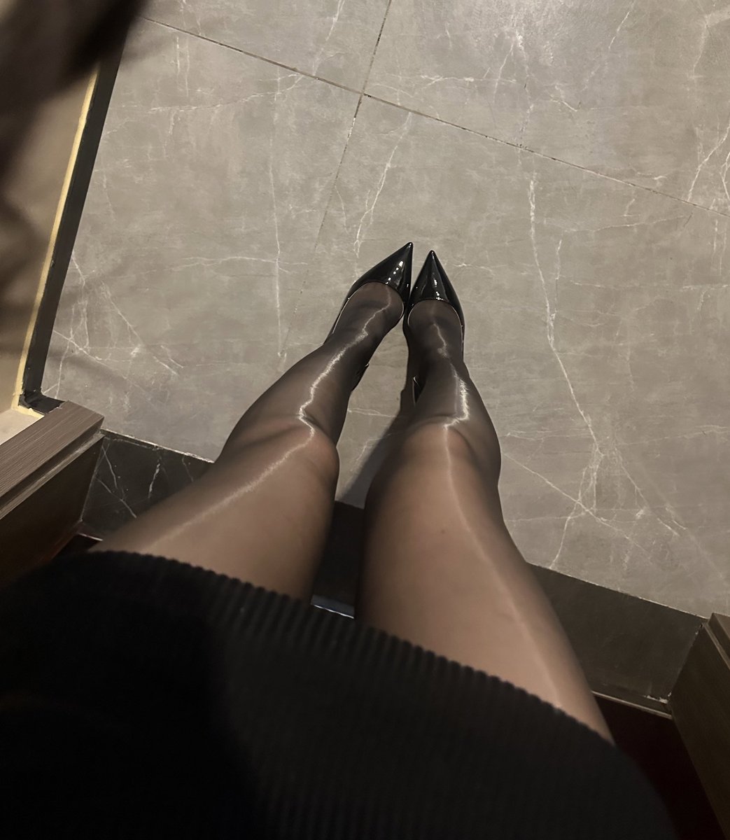 我们没有脚后跟的人穿这种鞋子走三步就掉了 https://t.co/B3ymwM6OVe