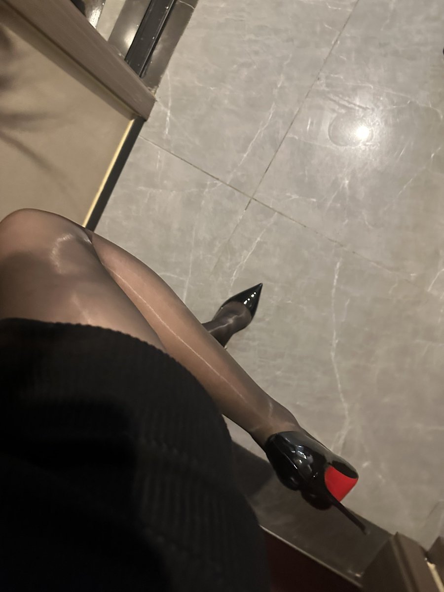 我们没有脚后跟的人穿这种鞋子走三步就掉了 https://t.co/B3ymwM6OVe