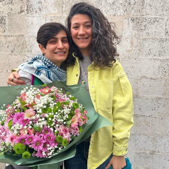 almuariza's tweet photo. La alegría ha durado poco. Ayer fueron liberadas las periodistas iraníes Nilufar Hamedi y Elahe Mohammadi. 
Estaban en la cárcel por denunciar el caso de Masha Amini, la joven que murió tras ser detenida por no llevar el velo. 
Hoy la Fiscalía ha denunciado a las periodistas por no usar el velo al salir de prisión. Se abre un nuevo caso contra ellas.