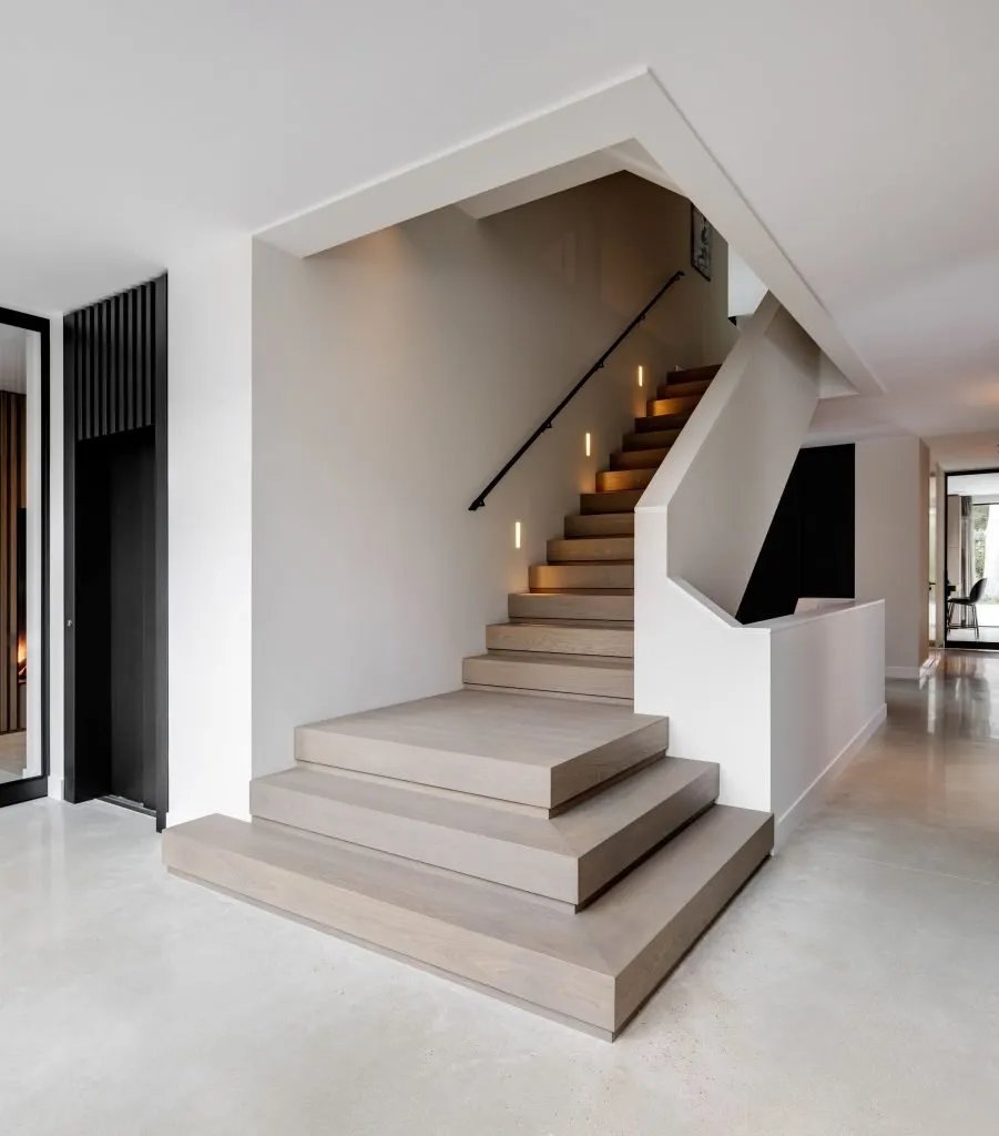 Vraagje aan de Twitter hivemind. Iemand enig idee waar ik moet zijn om dit te laten maken? 2 platformen, liefst ook uit beuk, waar we onze trap kunnen op plaatsen. Links schets, rechts voorbeeld (bij ons minder groot opp.)