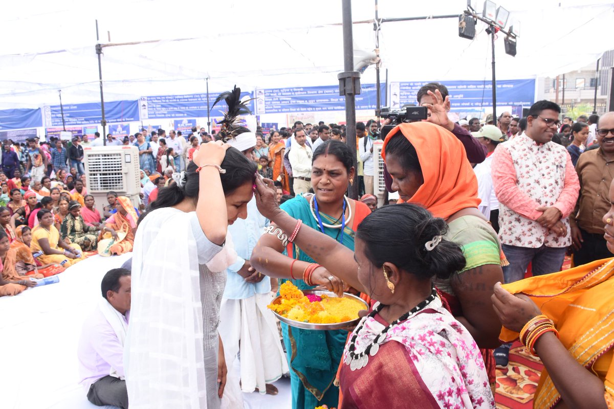 DhamtariDist's tweet photo. पीएम जनमन कार्यक्रम में कमार जनजाति की महिलाओं ने पारंपरिक रूप से कलेक्टर सुश्री नम्रता गांधी का किया आत्मीय स्वागत।
#PMJANMAN
#EmpoweringTribalsTransformingIndia
#Mega_Event
#dhamtari https://t.co/Te4RcV4V6Z