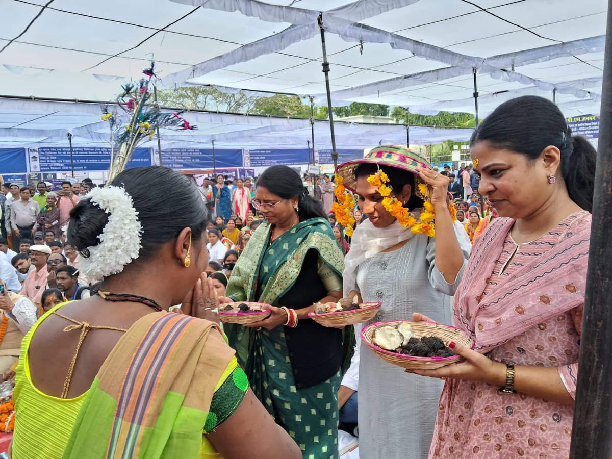 DhamtariDist's tweet photo. पीएम जनमन कार्यक्रम में कमार जनजाति की महिलाओं ने पारंपरिक रूप से कलेक्टर सुश्री नम्रता गांधी का किया आत्मीय स्वागत।
#PMJANMAN
#EmpoweringTribalsTransformingIndia
#Mega_Event
#dhamtari https://t.co/Te4RcV4V6Z