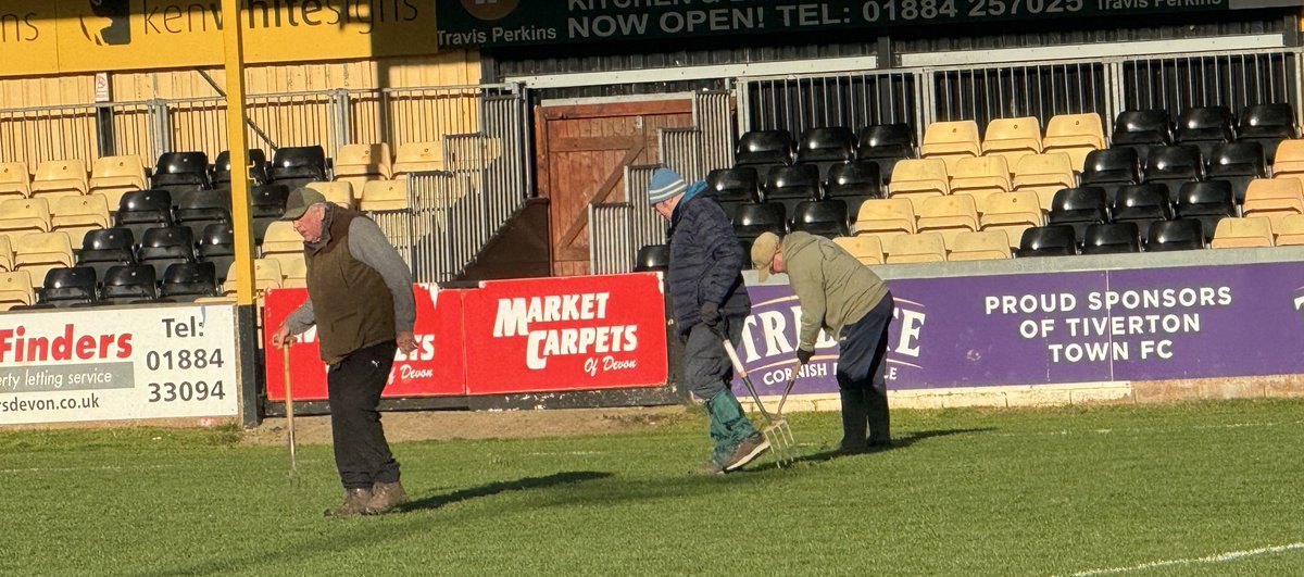 vivcurtis's tweet photo. Our fantastic groundsman, Gordon with Assistant Les and volunteer Brian out bright and early this morning @tivertontownfc #divots @NonLeagueCrowd @nonleaguevol #frosty https://t.co/EXWcVLzGSk