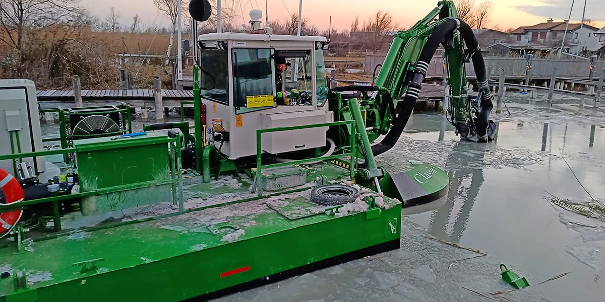 Despite the sub-zero winter temperatures, the #YachtClub #Podersdorf has begun its suction #dredging operations with the #Watermaster eco-dredger, ensuring cleaner and more navigable waterways for the upcoming sailing season. See: ycpodersdorf.at/cms/index.php/… #austria #Neusiedlersee