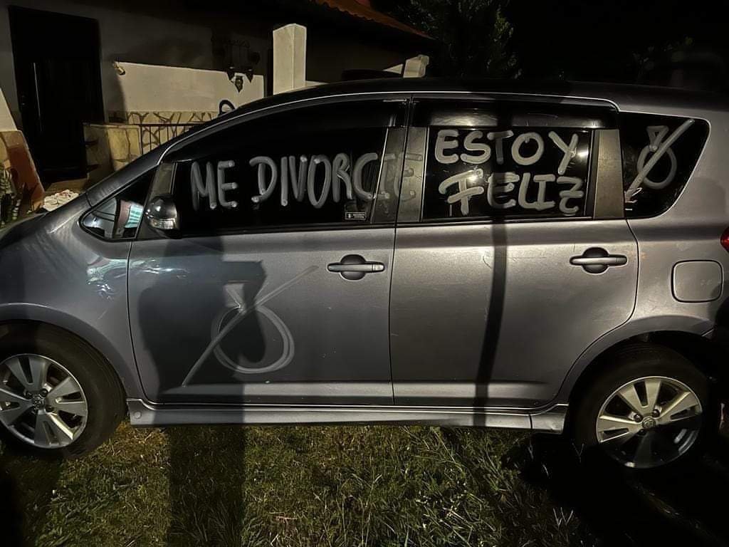 delpynews's tweet photo. ▶️ MEJOR SOLA... | ​​​​🤷‍♂️

En la ciudad de Altos, una mujer se divorció y lo celebró a lo grande.

Lo hizo pintando su auto de esta manera, para que todos se enteren.🤣 https://t.co/OycIWWBd7w