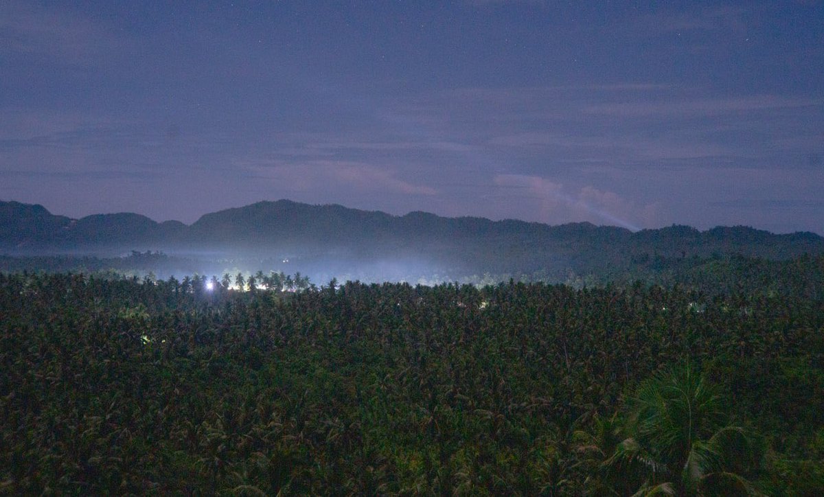 _nt03_'s tweet photo. Unmasking the Sky: 4 different pictures of Siargao Island at Night ✨

#siargao #travel #nightlife #nature https://t.co/Bbl24fXjvt