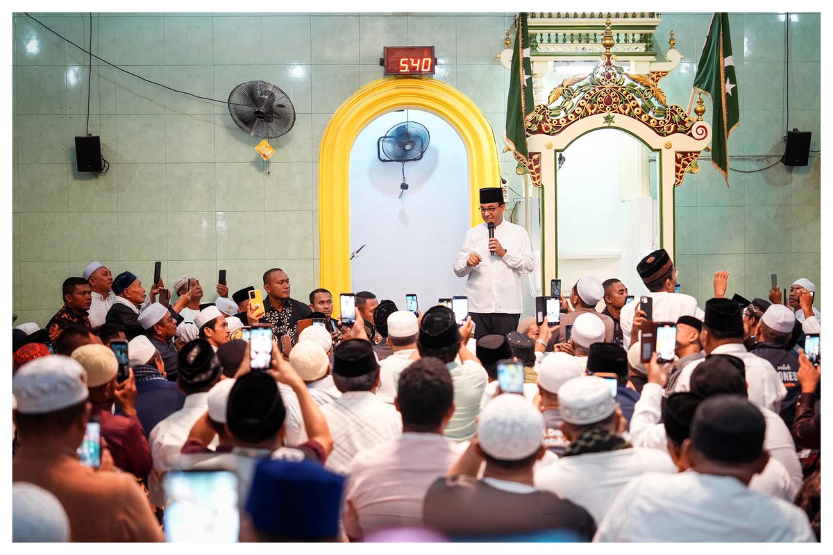 aniesbaswedan's tweet photo. Akhirnya bisa kembali berkunjung ke Ambon dan disambut antusias oleh masyarakat di sana! #AMINAjaDulu https://t.co/M9ANCFv9px