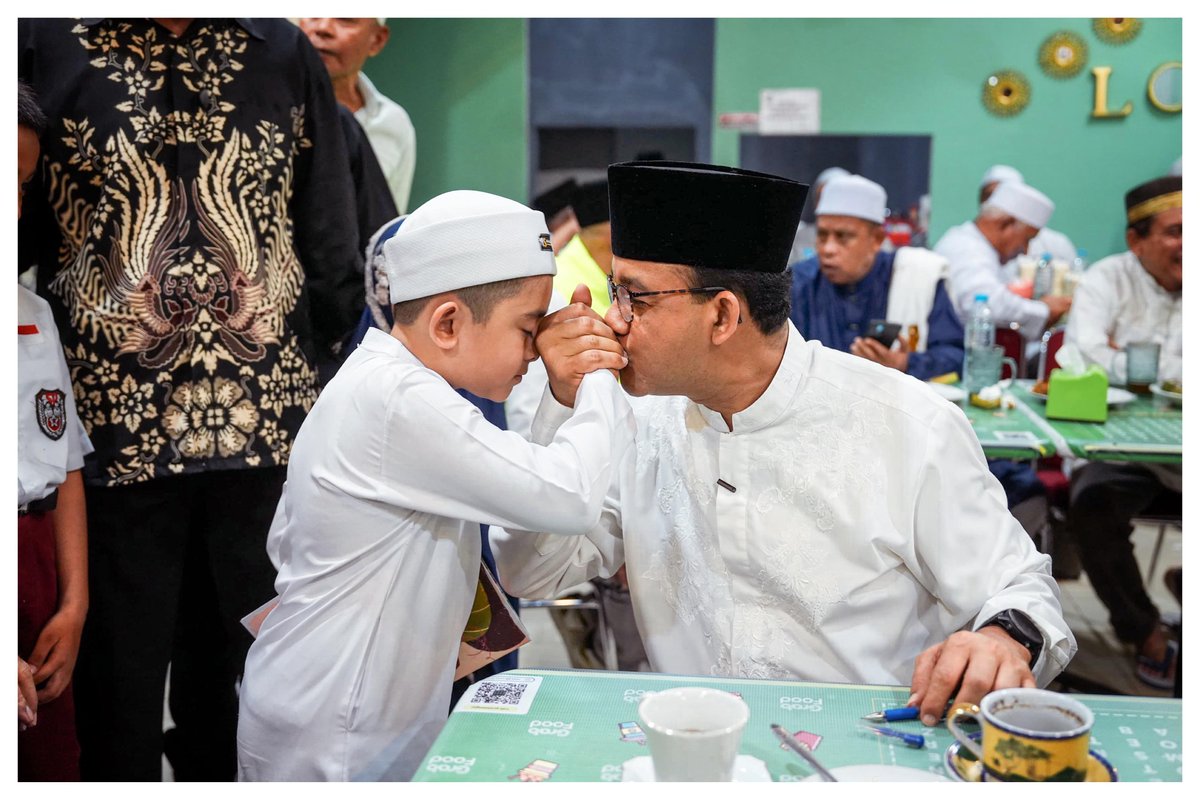 aniesbaswedan's tweet photo. Akhirnya bisa kembali berkunjung ke Ambon dan disambut antusias oleh masyarakat di sana! #AMINAjaDulu https://t.co/M9ANCFv9px