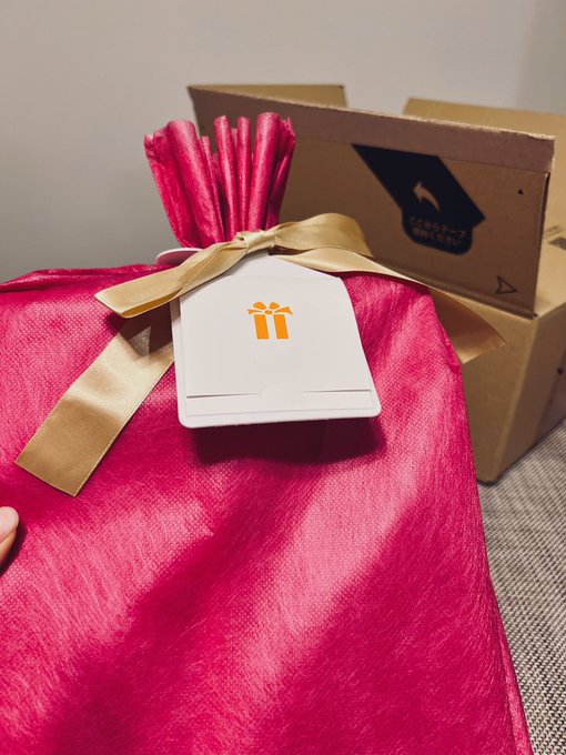 お誕生日のプレゼント、撮るの忘れたのもあるけど&hellip;ありがとう💐  まだ家には届いていないけど、LINEギフトでケーキだったり✨も、くれた人達もいて！  ありがとう〜🙏💖 https://t.co/ZSA