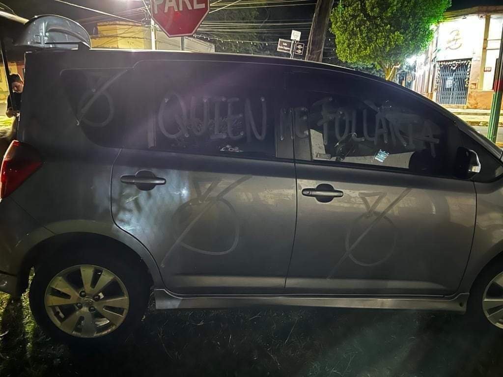 delpynews's tweet photo. ▶️ MEJOR SOLA... | ​​​​🤷‍♂️

En la ciudad de Altos, una mujer se divorció y lo celebró a lo grande.

Lo hizo pintando su auto de esta manera, para que todos se enteren.🤣 https://t.co/OycIWWBd7w
