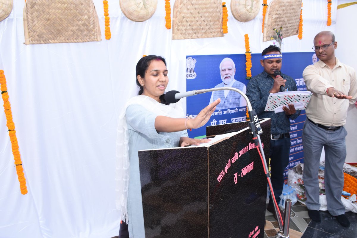 DhamtariDist's tweet photo. शासन की जनकल्याणकारी योजनाओं का लाभ लेने तथा समाज को नई दिशा एवं दशा देने की कलेक्टर सुश्री नम्रता गांधी ने कमारी बोली में दिलाई शपथ।
#PMJANMAN
#EmpoweringTribalsTransformingIndia
#Mega_Event
#dhamtari https://t.co/EqWZj2rI4I
